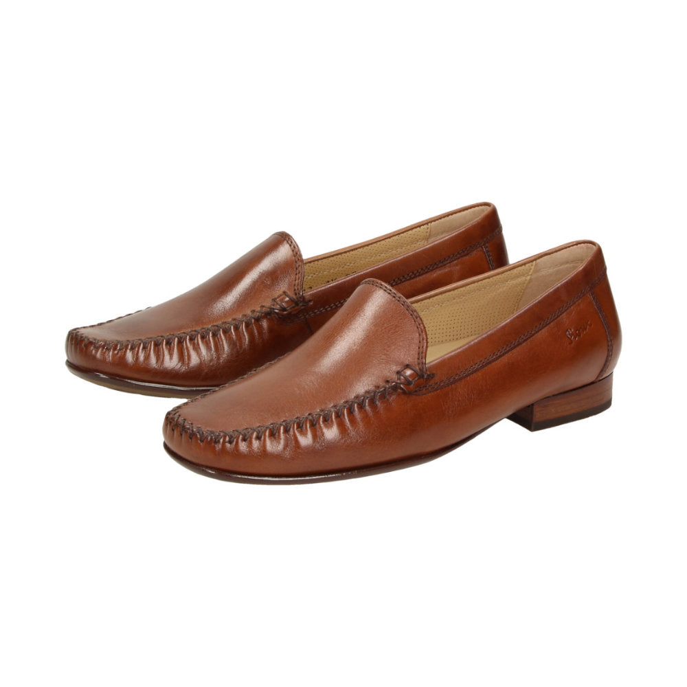 Angled front view of Campina brown moccasin